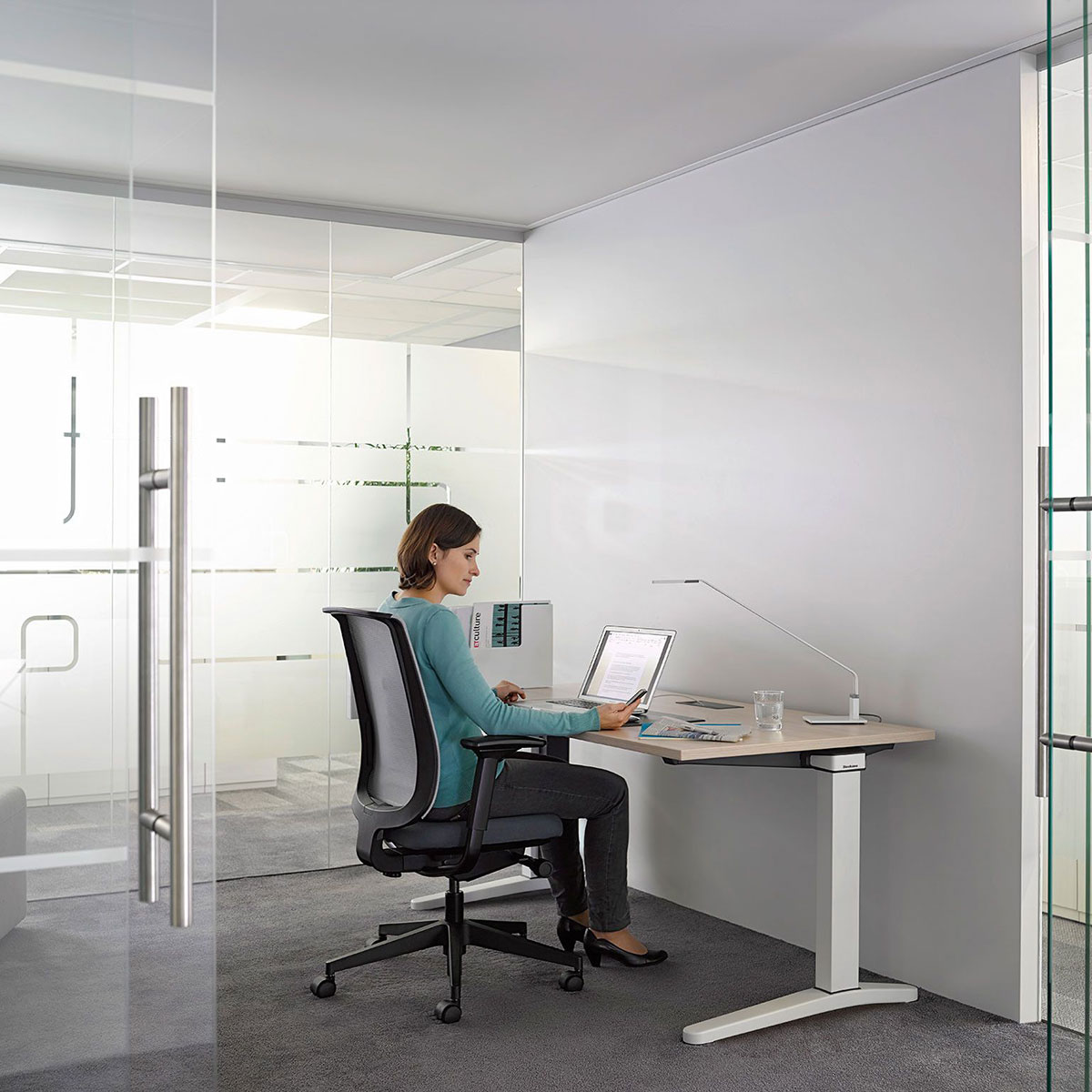 Steelcase OLOGY elektrisch höhenverstellbarer Schreibtisch, 650 - 1.250 mm Höhe