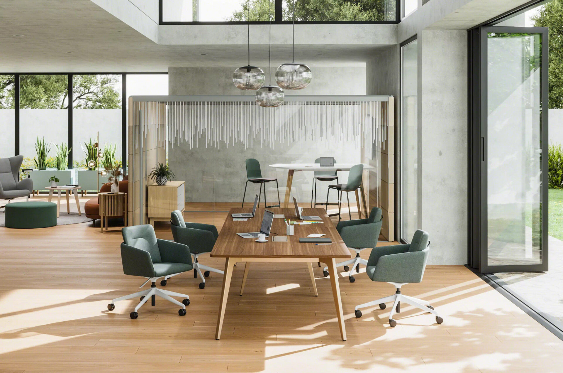 Design-Büroeinrichtung mit Holztisch, gepolsterten Drehstühlen und Glaswand im offenen Büro