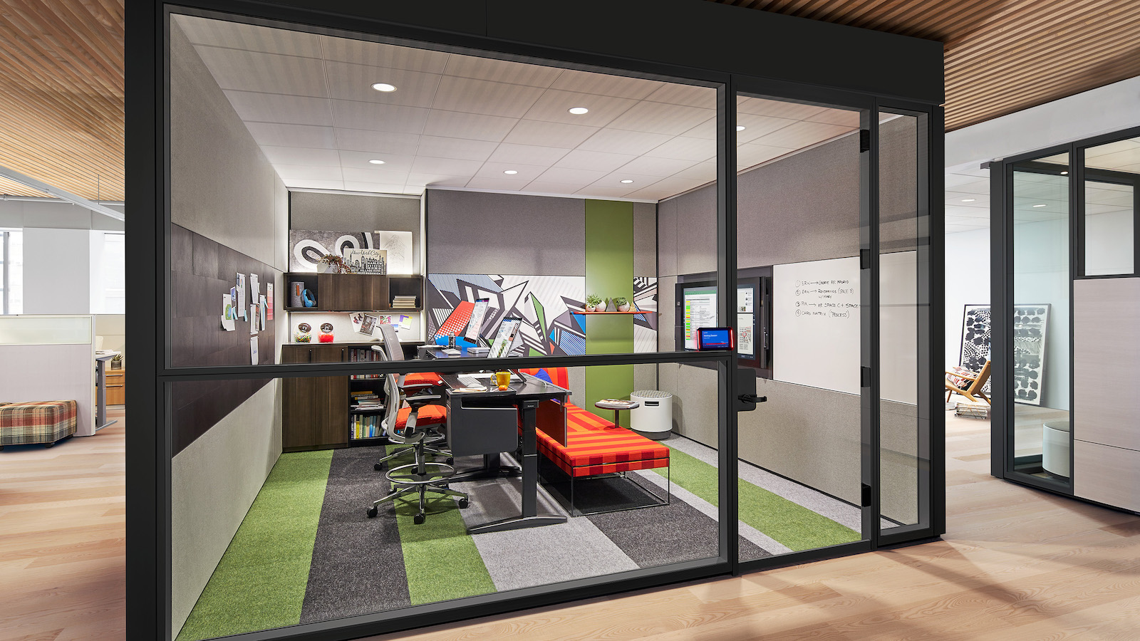 Schallgeschützter Meetingraum mit Glasfront und moderner Büroplanung